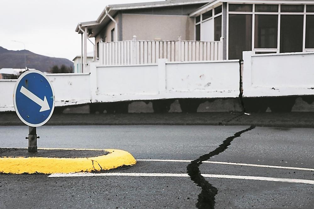 频繁地震导致大地出现裂痕|地震_新浪财经_新浪网