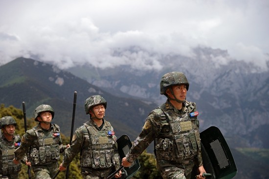 &nbsp;&nbsp;&nbsp;&nbsp;云岭之巅,扎巴(右一)和战友开展武装巡逻.