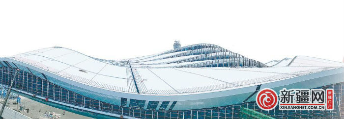 在乌鲁木齐机场改扩建工程施工现场,从高处往下看,航站楼连绵起伏