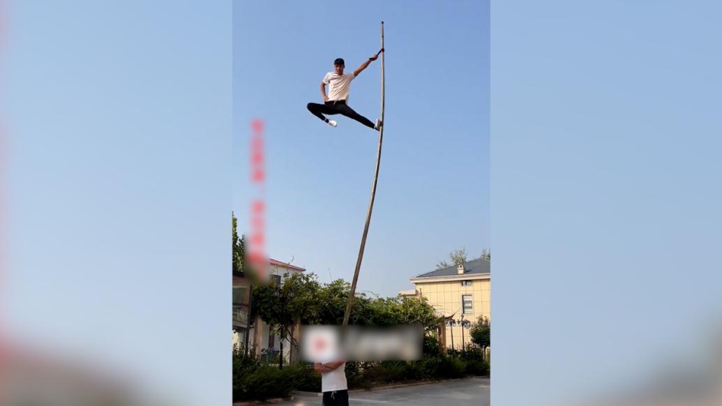 男子表演绝技徒手爬竹竿