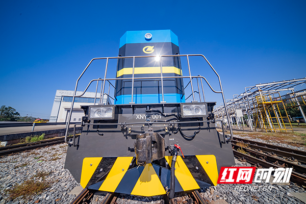 我国首台大功率纯电新能源调车机车在株洲下线