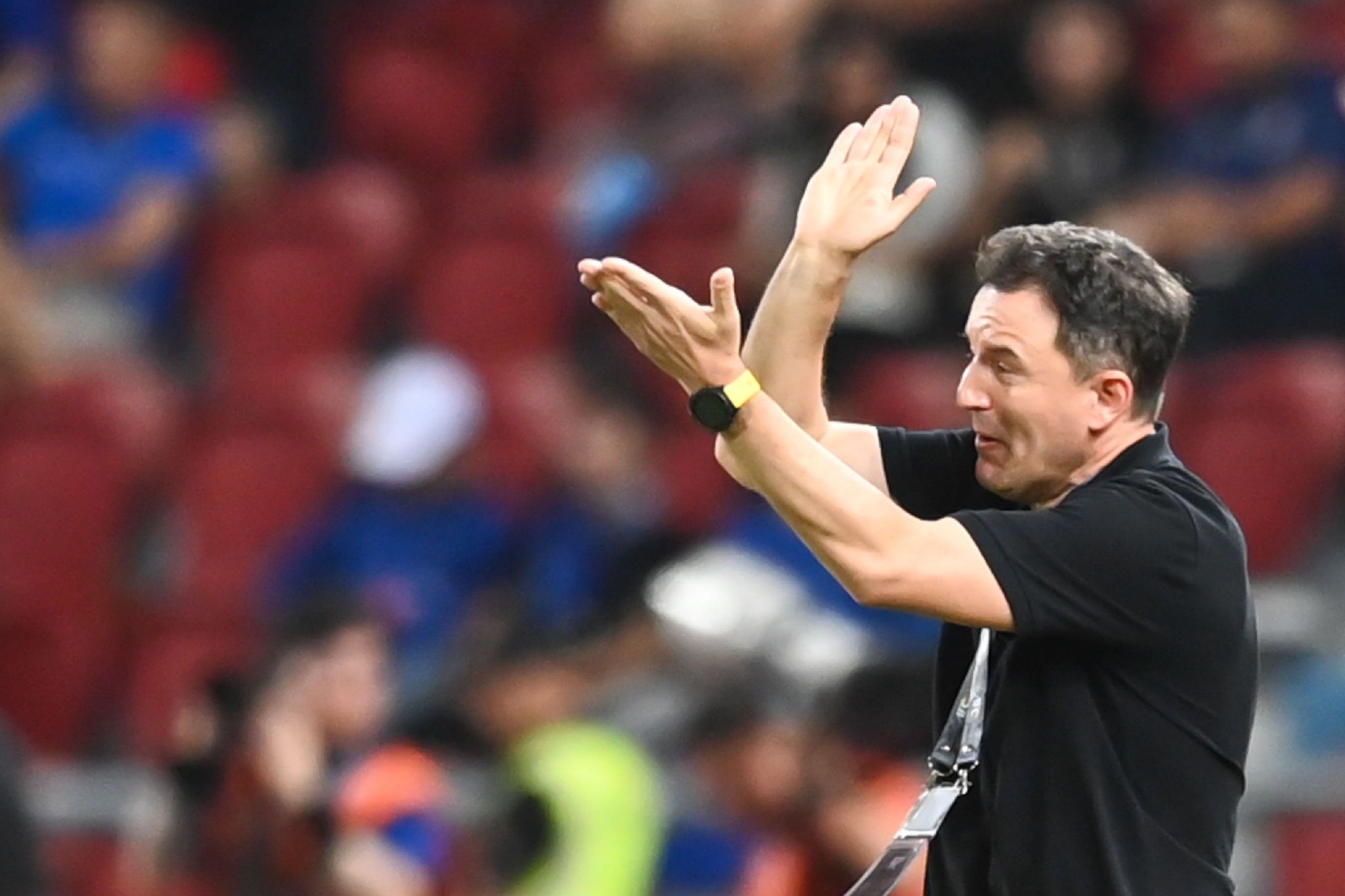 扬科维奇在场边十分焦急.