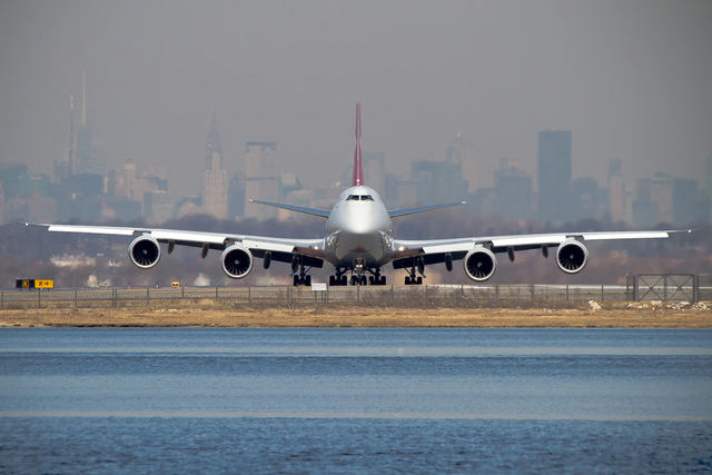 一架波音 747-800 准备滑行到跑道上。（图源 美媒）