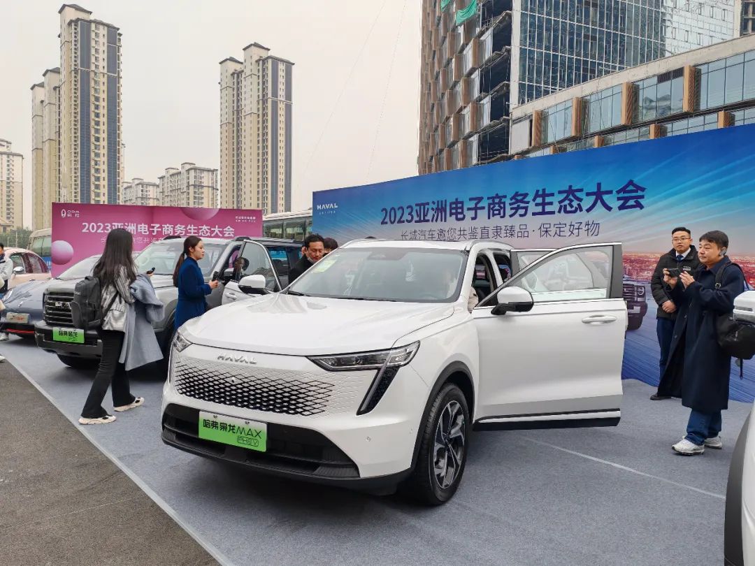 长城汽车吸引众人参观试坐.霍若雯 摄