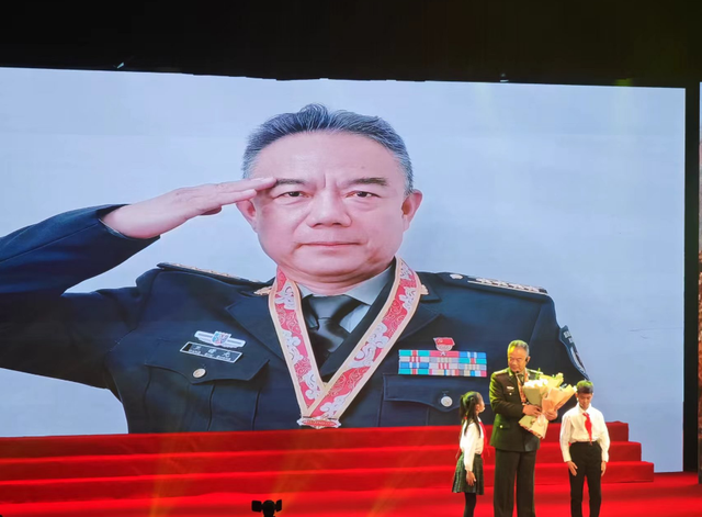 王曙光现身现场让活动氛围达到高潮,这位双腿均留在战场的战斗英雄用