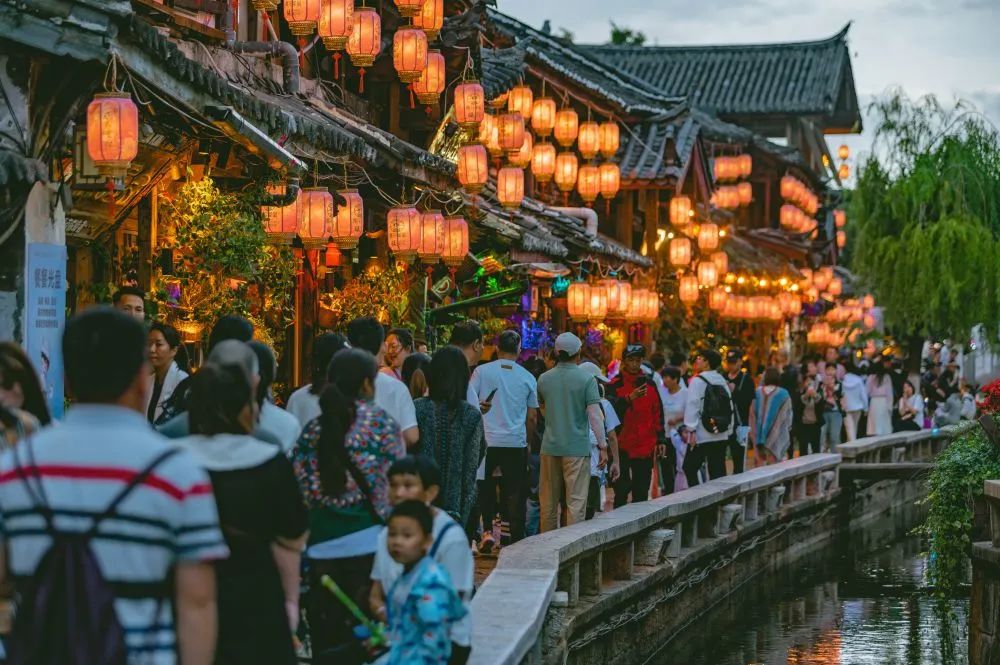 傍晚时分,游客在丽江古城旅游观光.和珍浩 摄