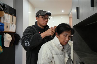 张植给妈妈梳头