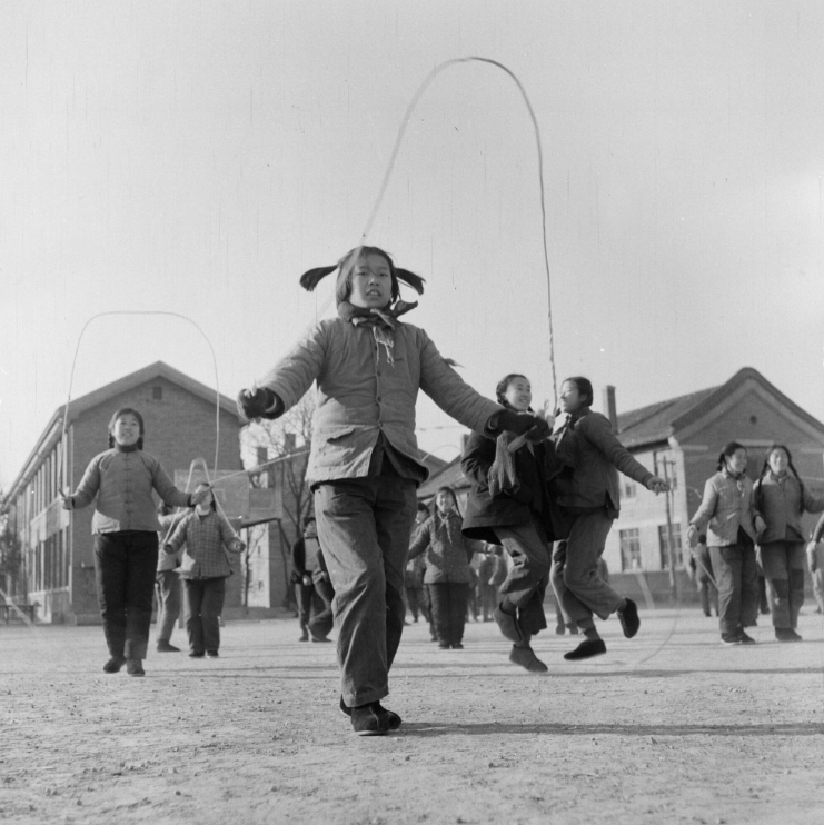上世纪60年代,北京女四中的同学课间在操场上跳绳.高宏摄