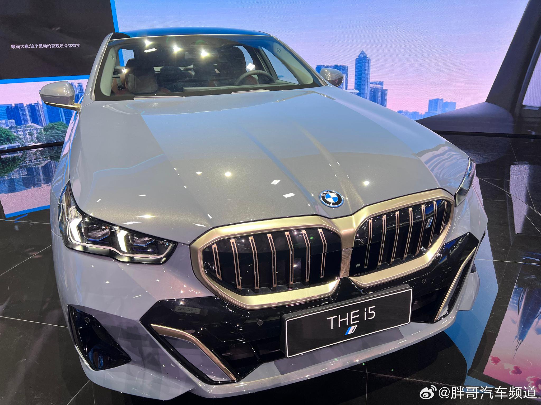 全新宝马i5整体沿用全新一代宝马5系的设计