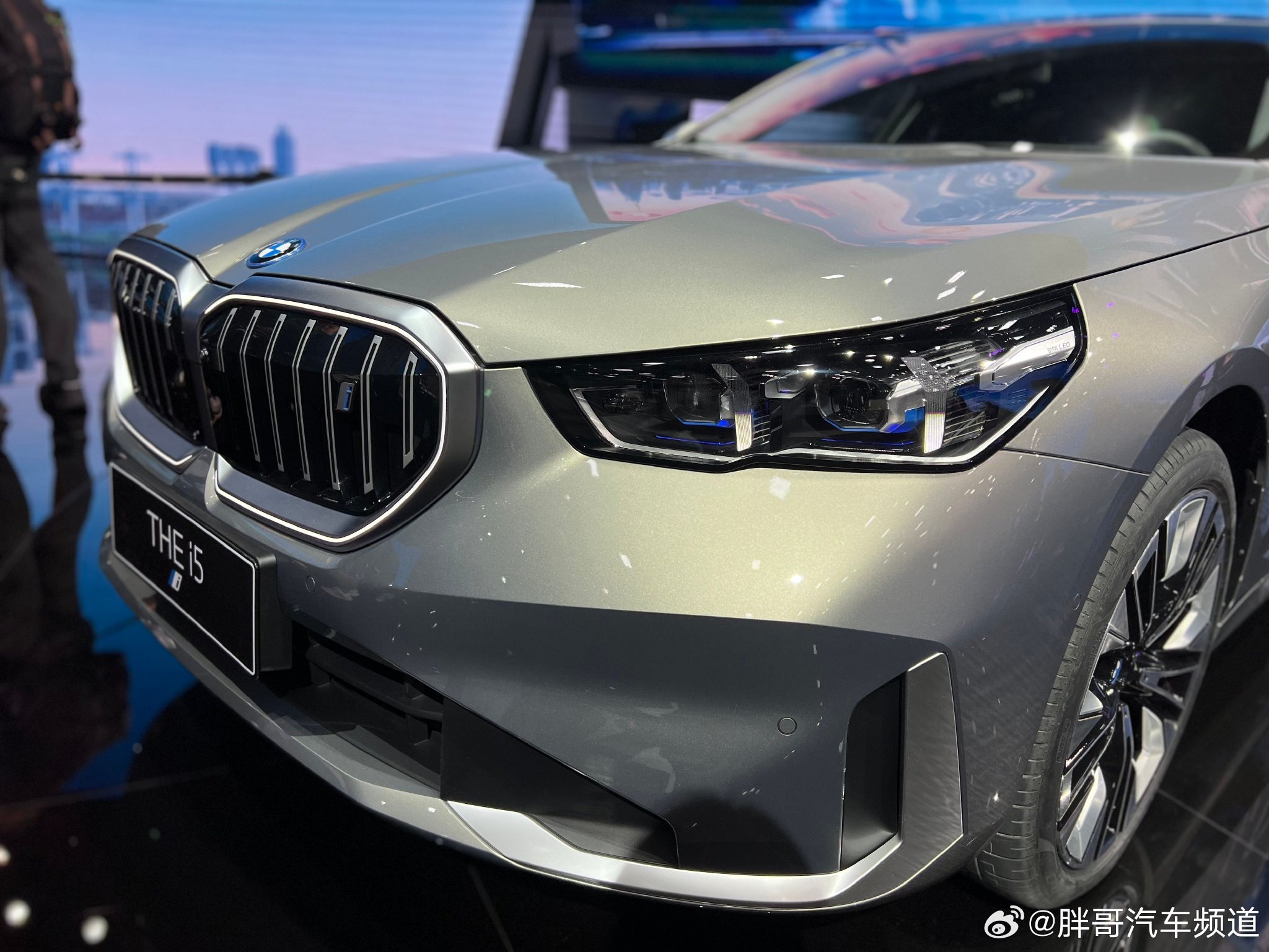 全新宝马i5整体沿用全新一代宝马5系的设计