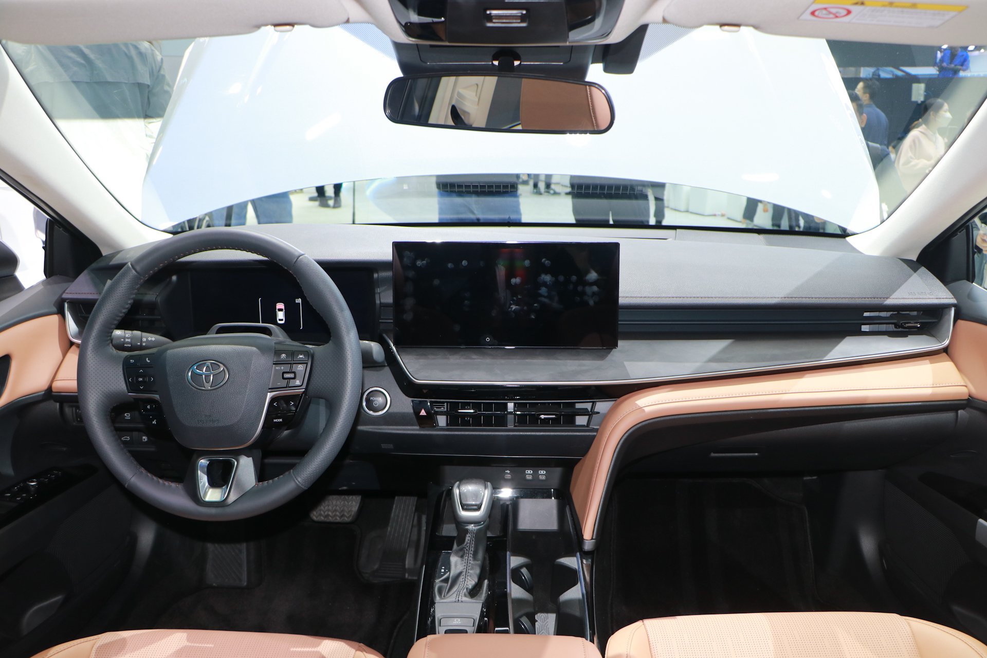 全新凯美瑞的内饰设计变化也非常明显,琴弦式设计元素成为了中控台