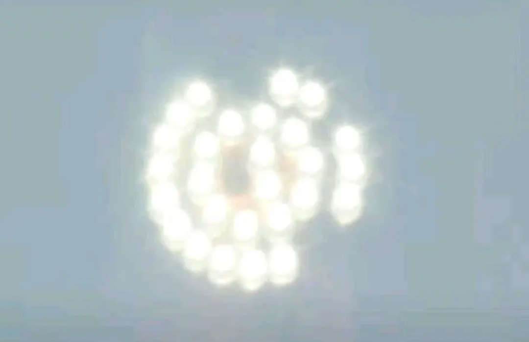 星舰共有33台猛禽发动机。图为上一次放射时，舰体爆炸前发动机的劳动情况。图片开端：SpaceX