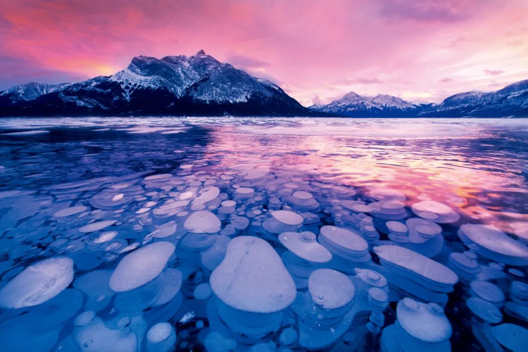 霞光辉映下的亚伯拉罕湖图源网络