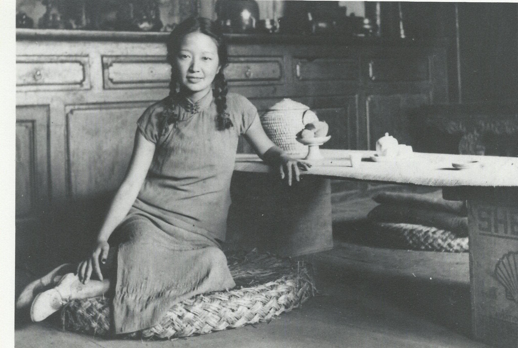 1939年左右,张充和在云南呈贡云龙庵佛堂.