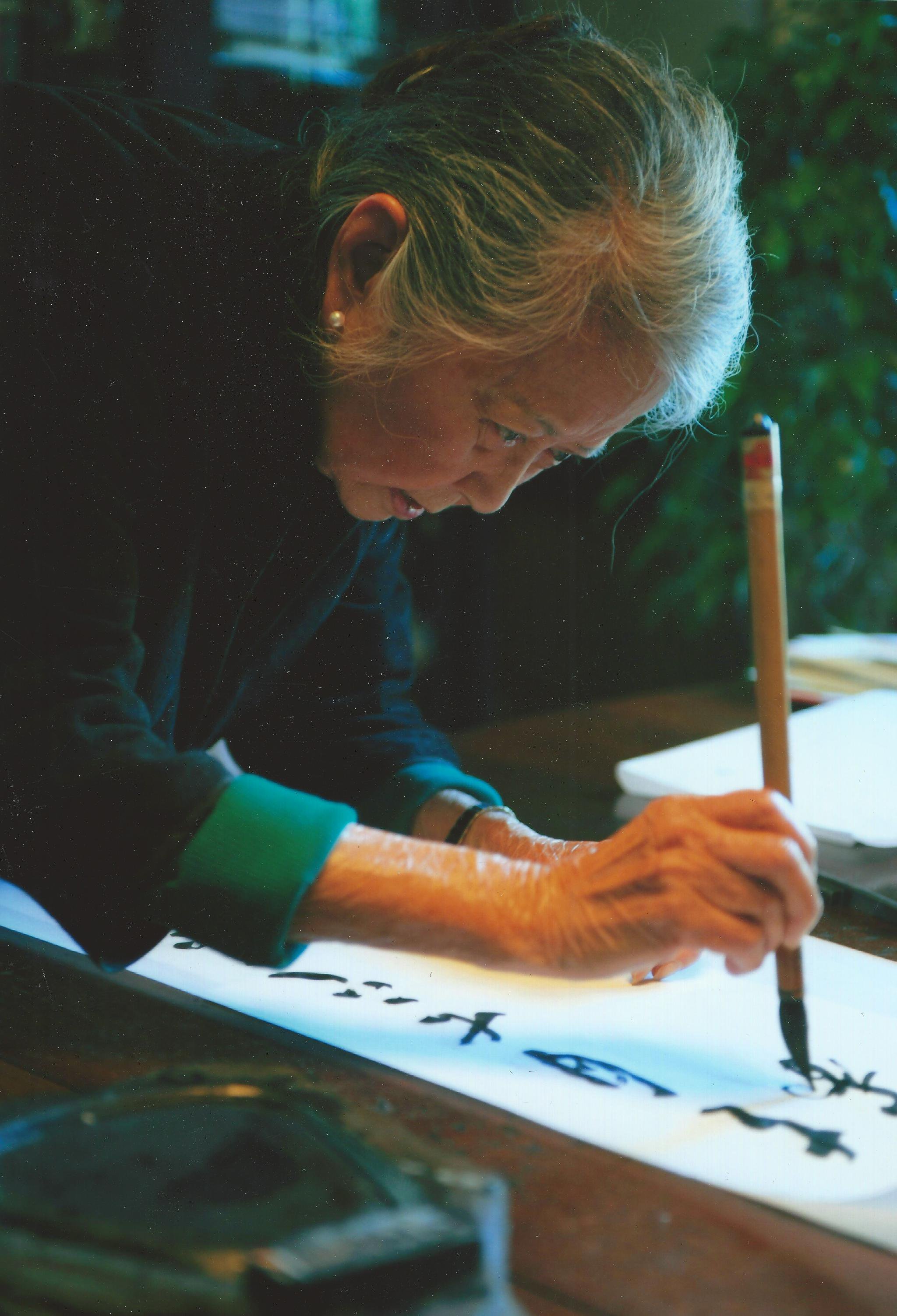 2009年 张充和在书写中