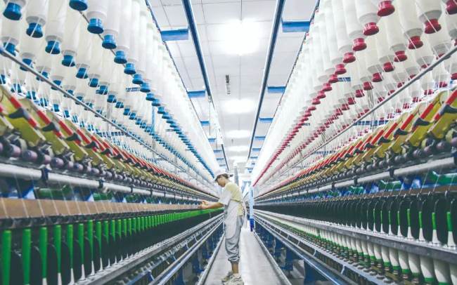 图为新疆唐锦纺织有限公司纺织车间.