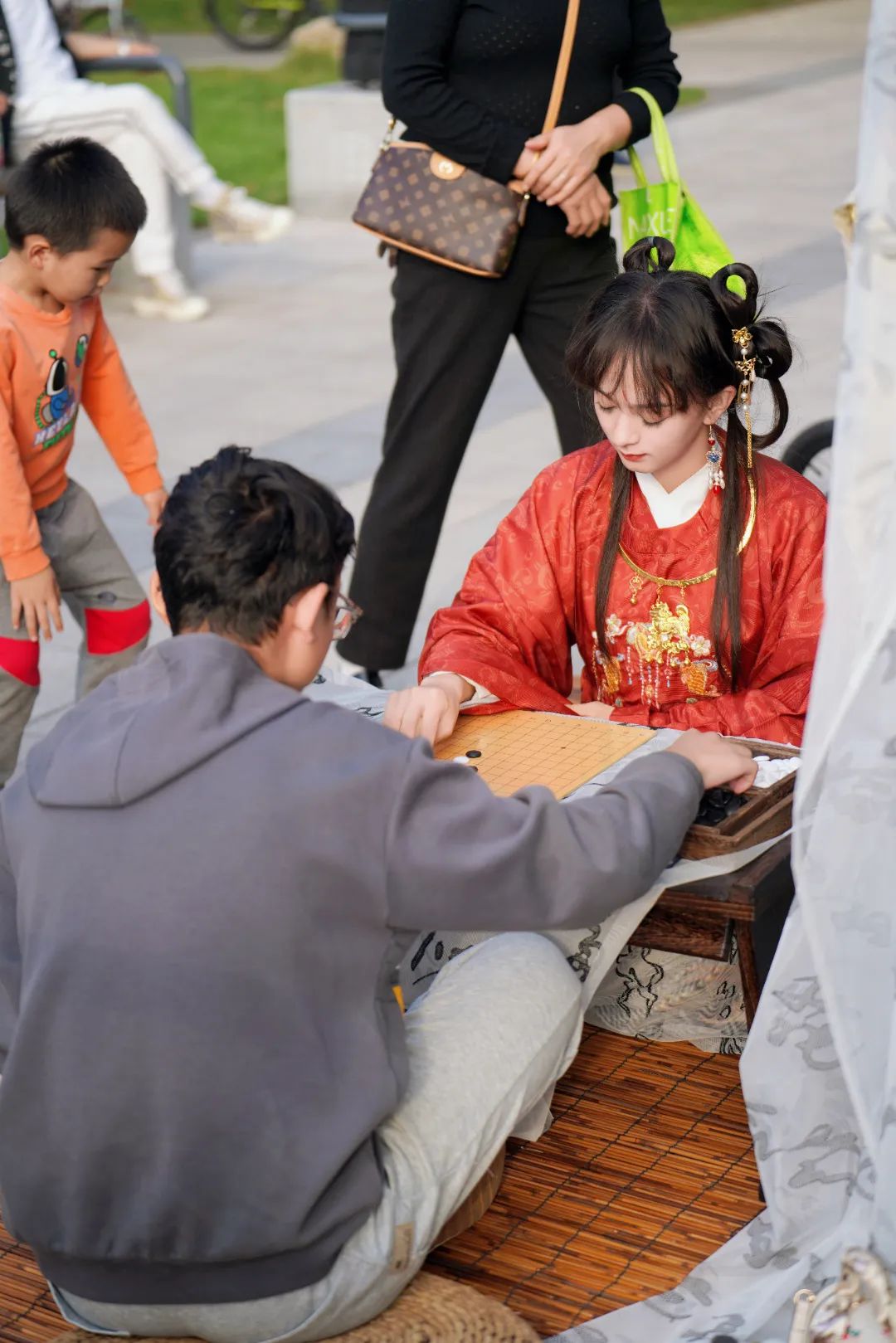 20年前的11月22日,在河南郑州街头,一位名叫王乐天的汉服爱好者身着