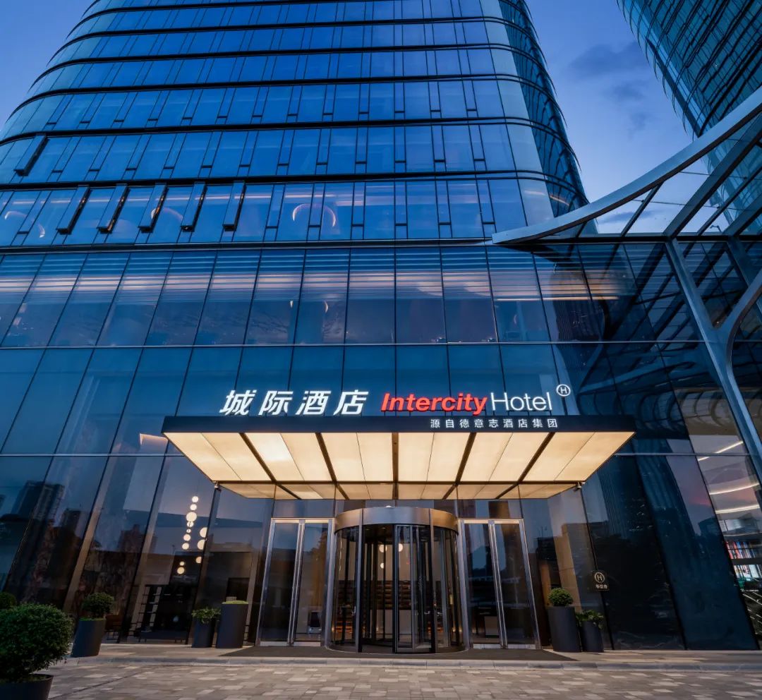 深圳福田中洲湾城际酒店门口,外观充满现代感的外观.