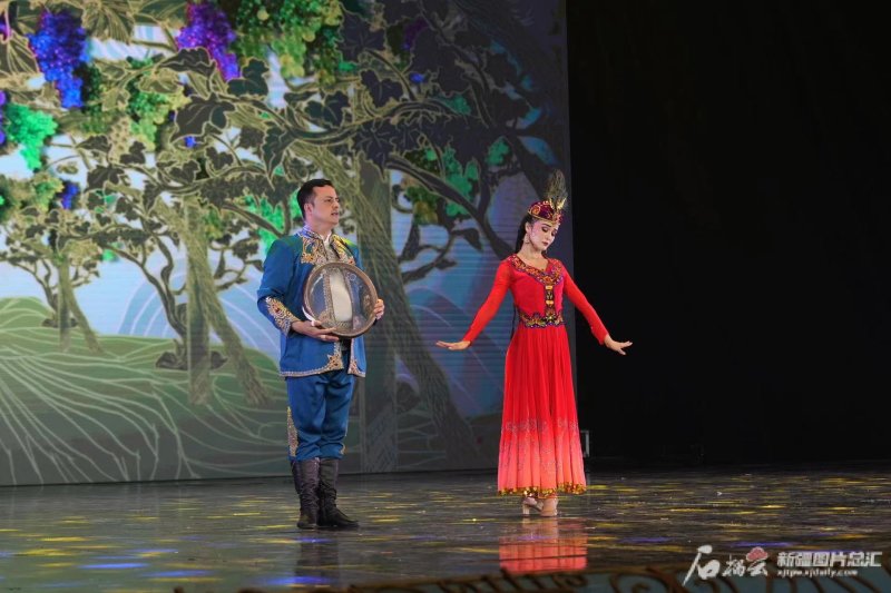 手鼓舞蹈《摘葡萄》. &nbsp;石榴云/新疆日报记者 阿比拜摄