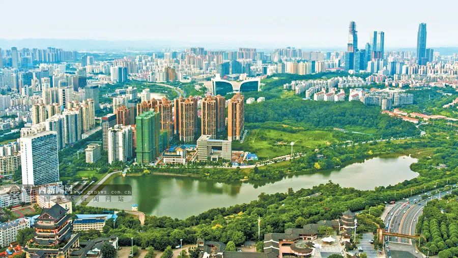 图为南宁市区.李军 摄