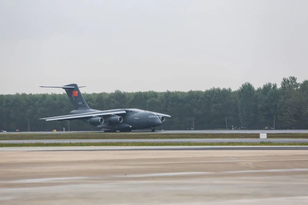 2022年9月16日,运送志愿军烈士遗骸的空军专机降落在沈阳桃仙国际机场