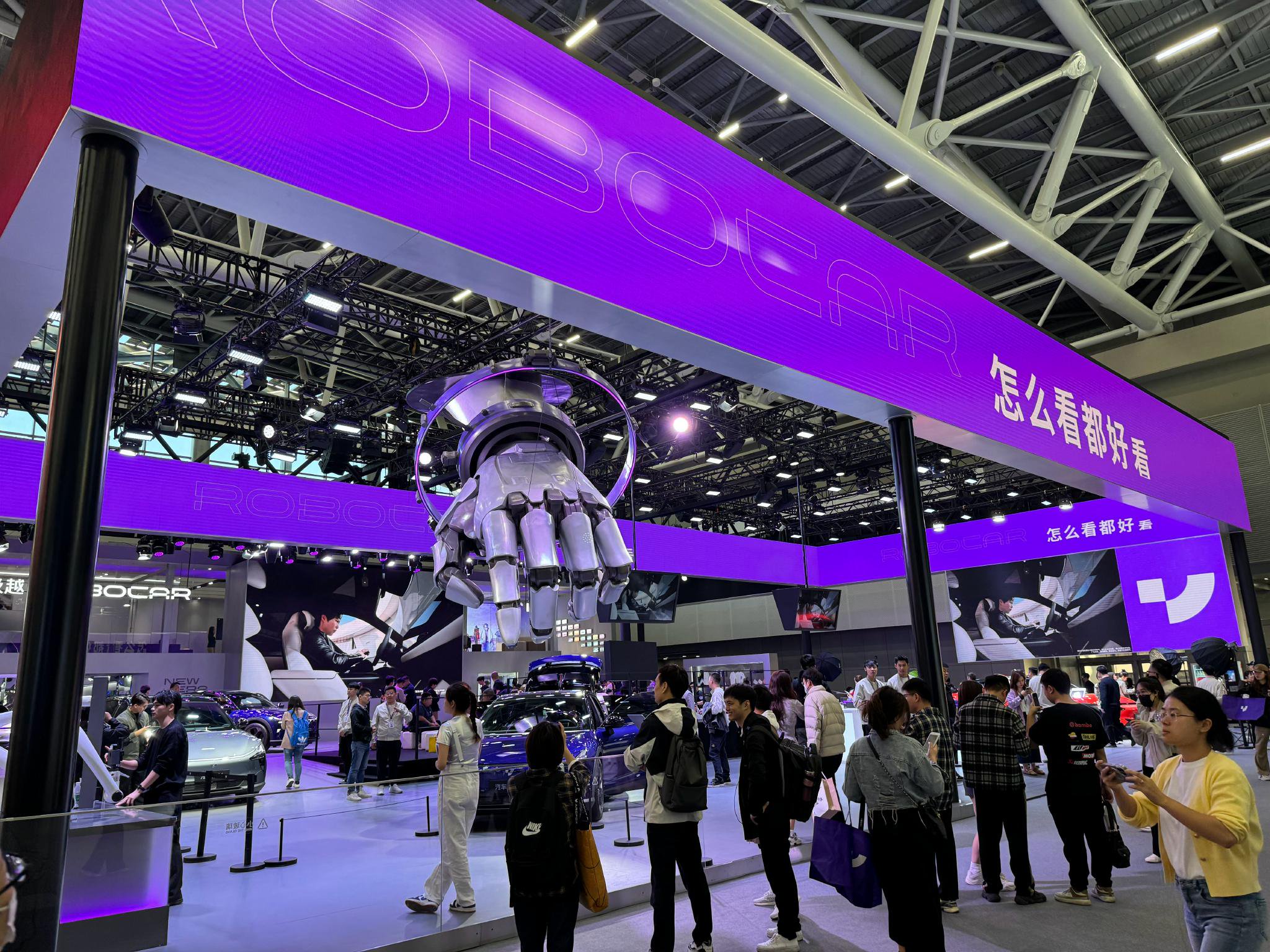 极越机器人的展台挺秀的 悄悄这个大手,尽在掌握……-新浪汽车