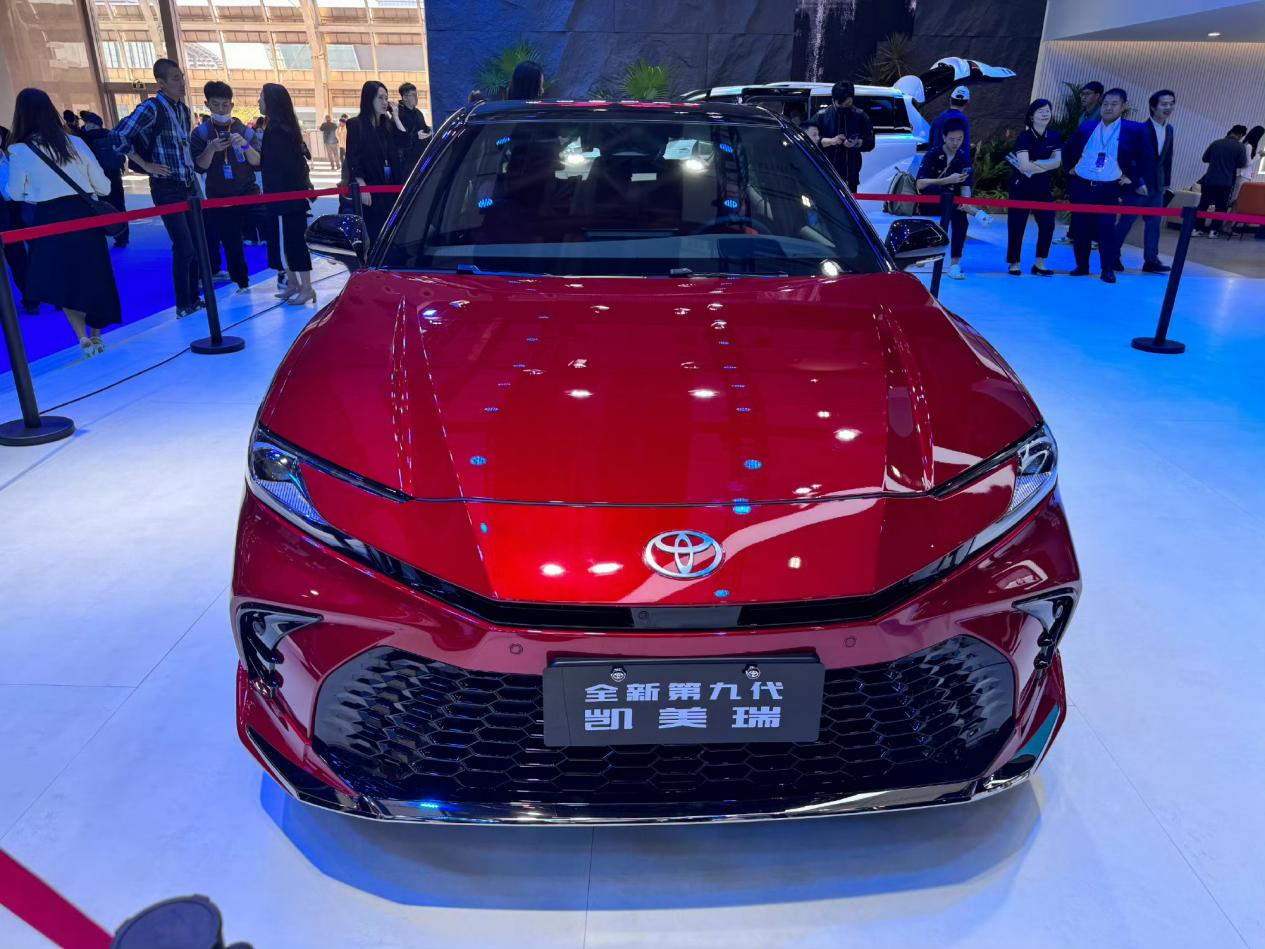在2023广州车展上,广汽丰田带来了全新一代凯美瑞(配置|询价),新车