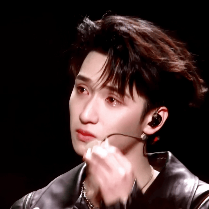 严浩翔演唱会舞台,感动到美瞳都哭没了,肉眼可见的瞳孔变小