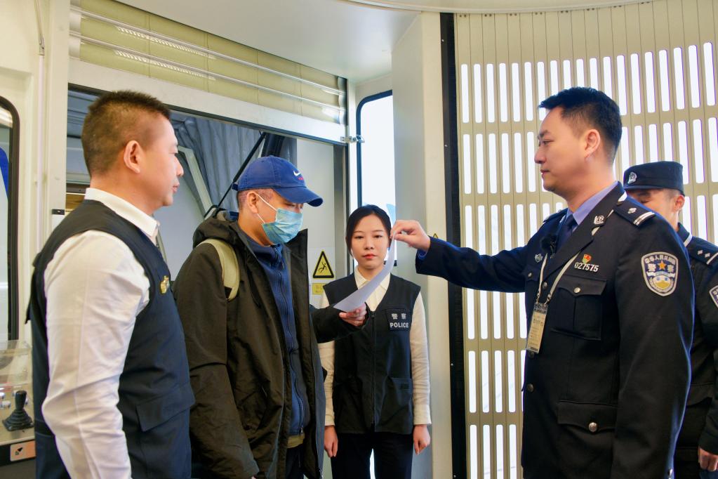 经济犯罪嫌疑人罗某被引渡回国.(公安部供图)