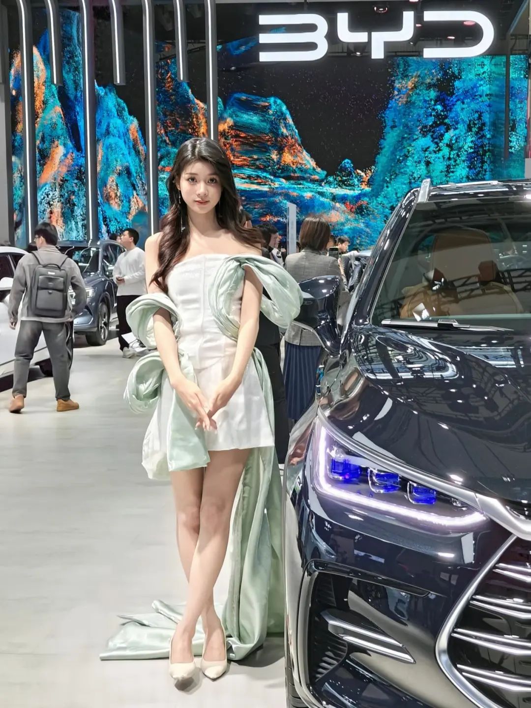 理想mega大战小鹏x9,但美女都在比亚迪|比亚迪_新浪财经_新浪网