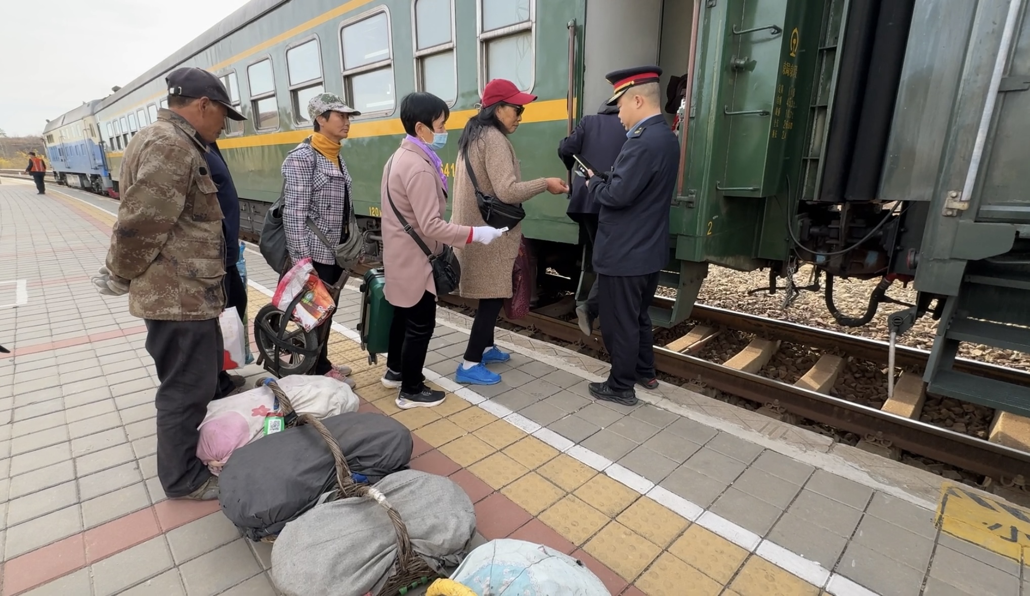 山村里的一元慢火車,30多年載著「大筐隊」進城 - 新浪香港