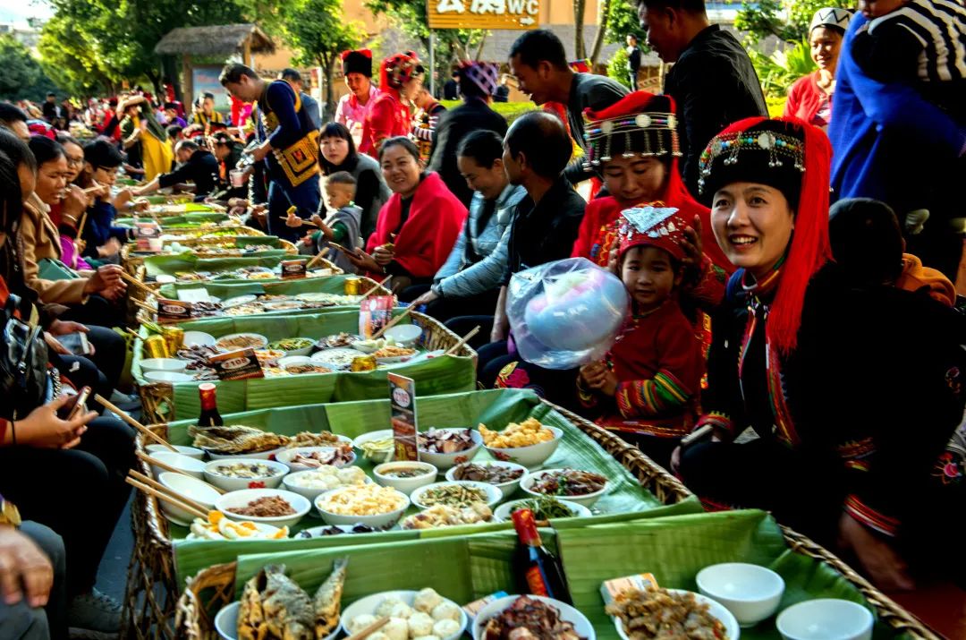 绿春哈尼长街宴 梁荣生 摄