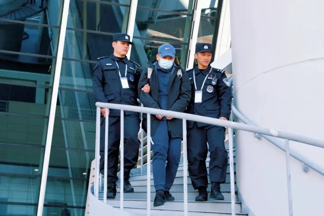 公安部"猎狐行动"办公室有关负责人表示,罗某的成功引渡,对巩固深化中