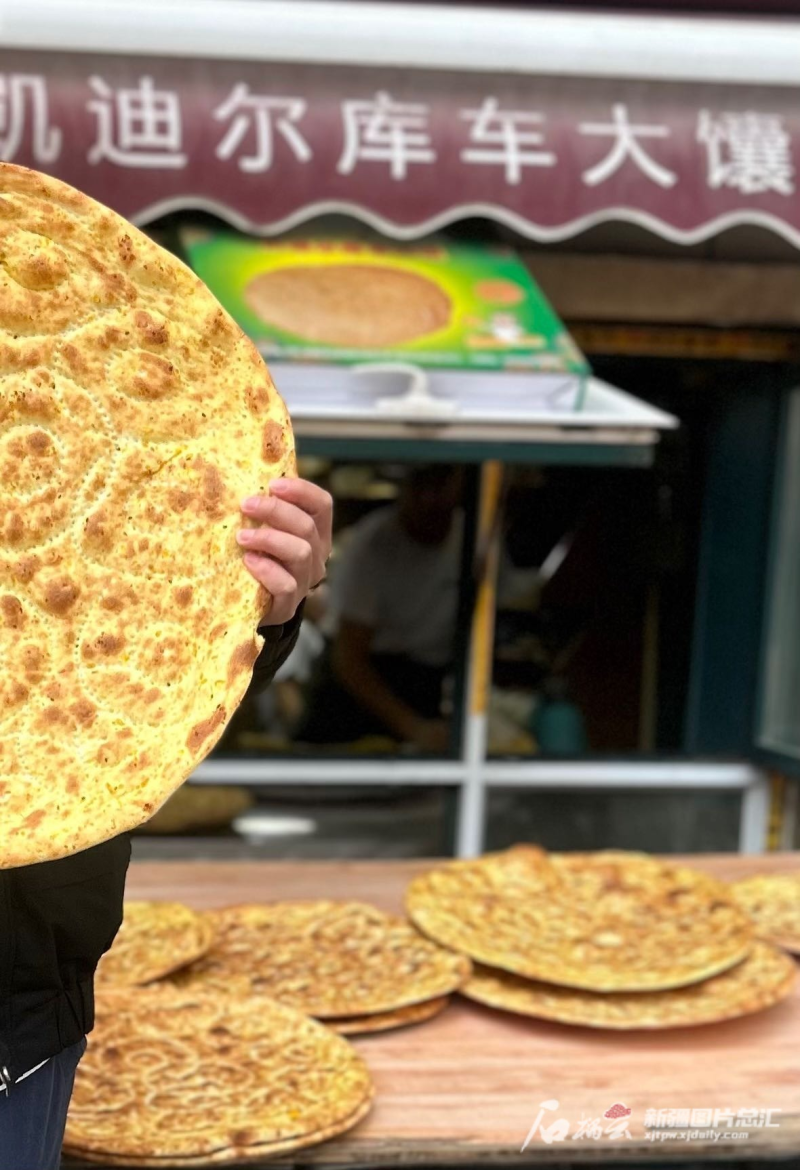 11月3日,记者在乌鲁木齐市天山区利民巷一家库车大馕店前拍摄的馕.
