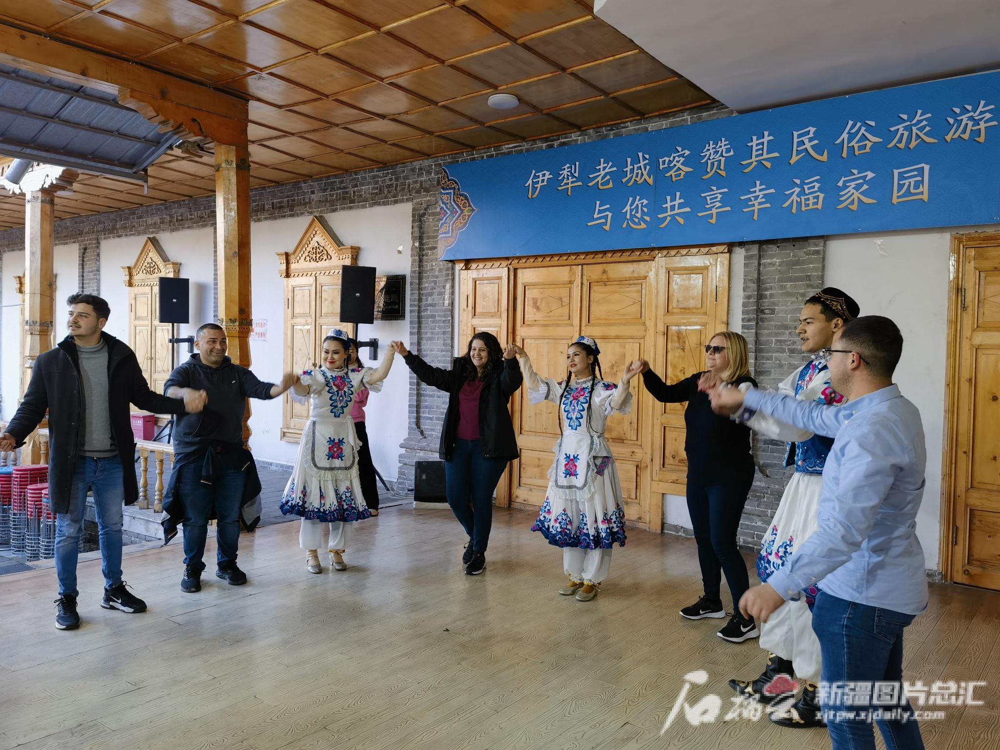 考察团成员与新疆各族人民载歌载舞.杨静怡 摄