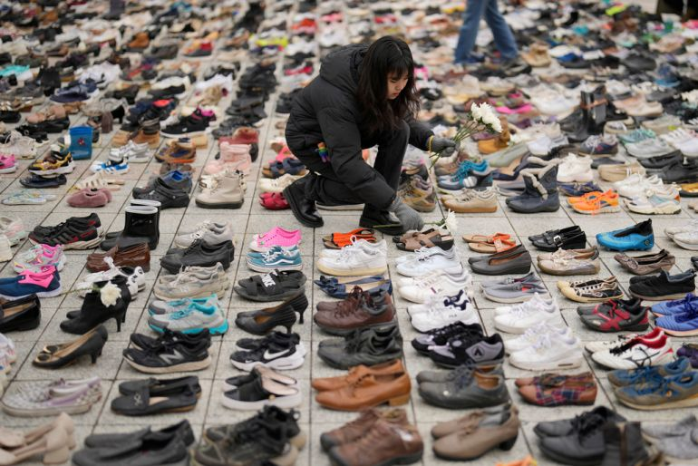 17日,韩国市民团体在首尔举行集会,并在地上摆放大约2000双鞋子,悼念