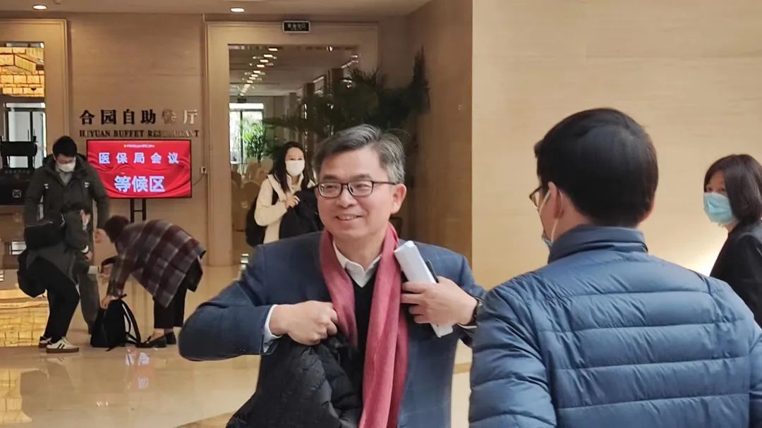 黄彬走出谈判区满脸笑容