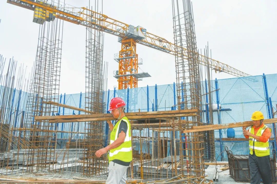 11月16日,位于江东新区的海南出版产业大厦项目现场,施工人员正在搬运