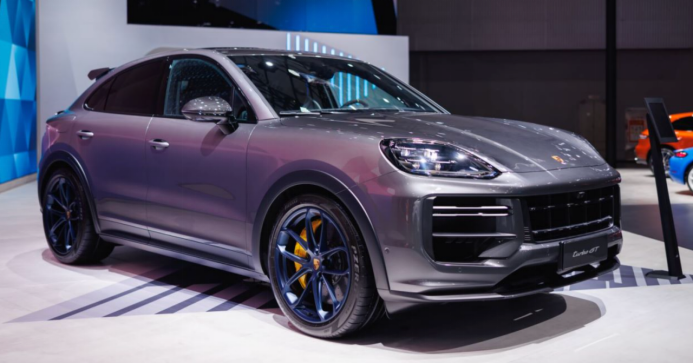 作为保时捷大型运动 suv 系列的最强内燃机车型,新款cayenne turbo gt