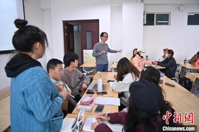 11月14日,西北师范大学心理学院台籍教师张继元博士课堂授课,并与学生