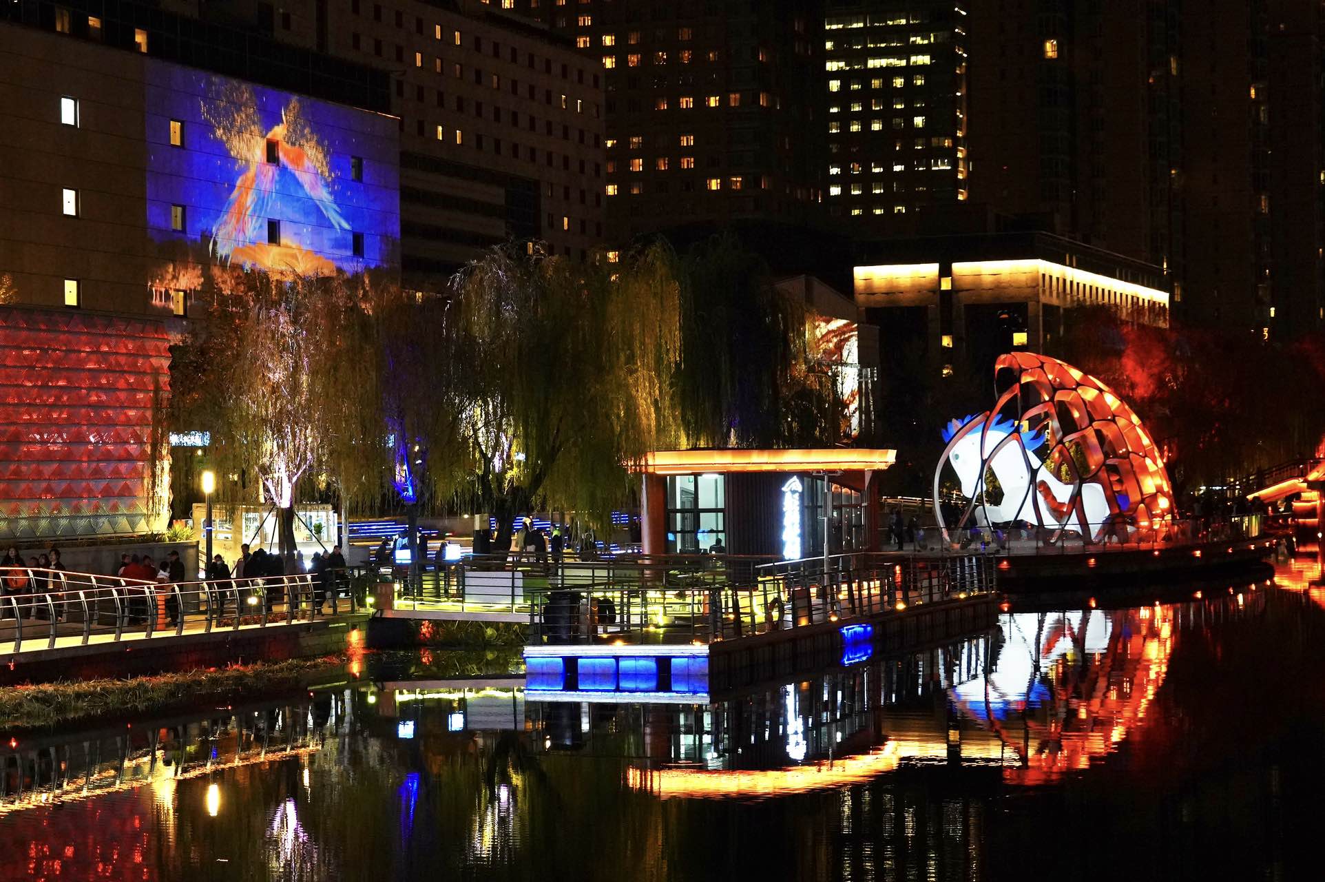 驻足京城大厦,放眼望去,只见"朝阳之泉"投影秀以点成线,以线作面,勾勒