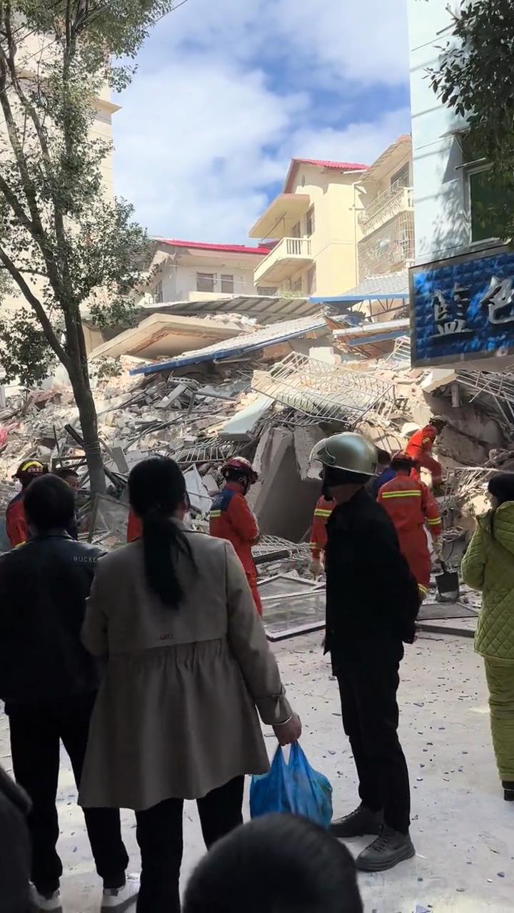 江西南丰县一栋七层居民危房倒塌,当地通报:未出现人员伤亡|江西省