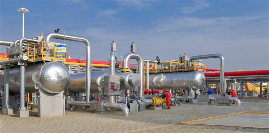 新疆油田储气库有限公司员工正在巡检.蒋剑 摄