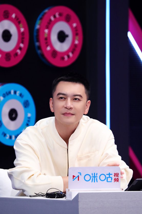 图为杨鸣参加综艺录制.