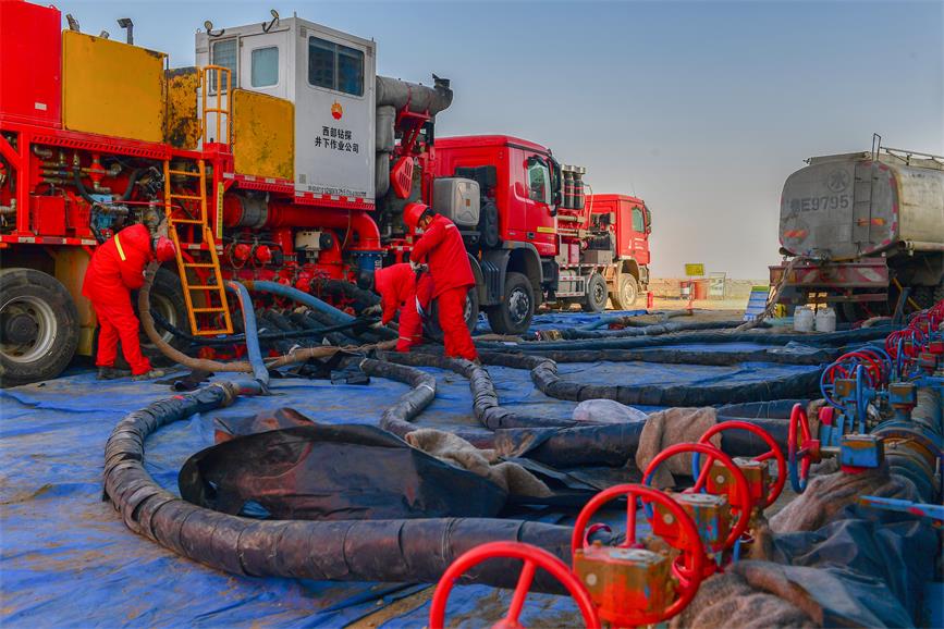 在玛101区块玛106h井,施工单位正在为即将开展的压裂施工做各项准备
