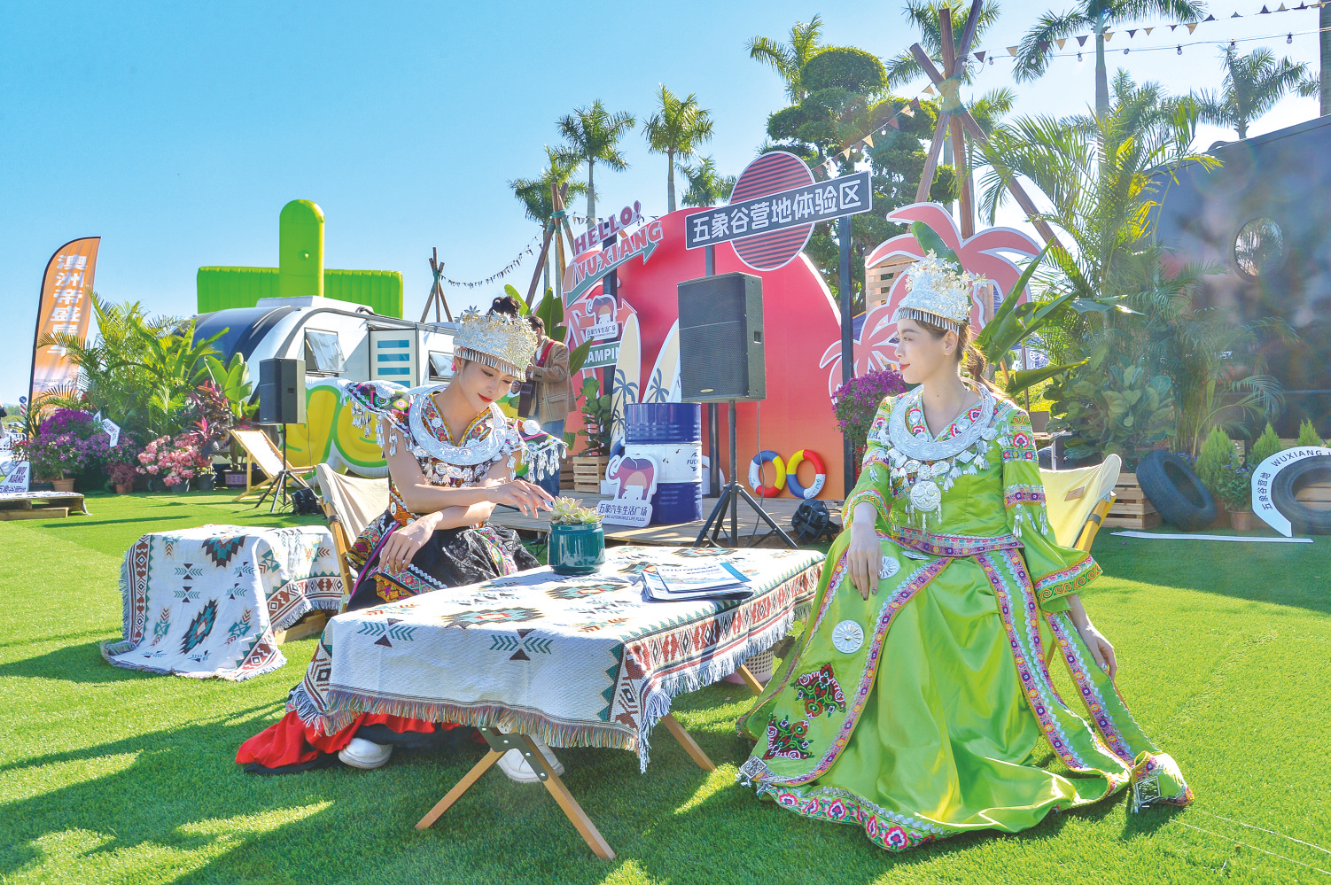 &nbsp;&nbsp;&nbsp;&nbsp;两名身着民族服装的姑娘在汽车营地展区体验