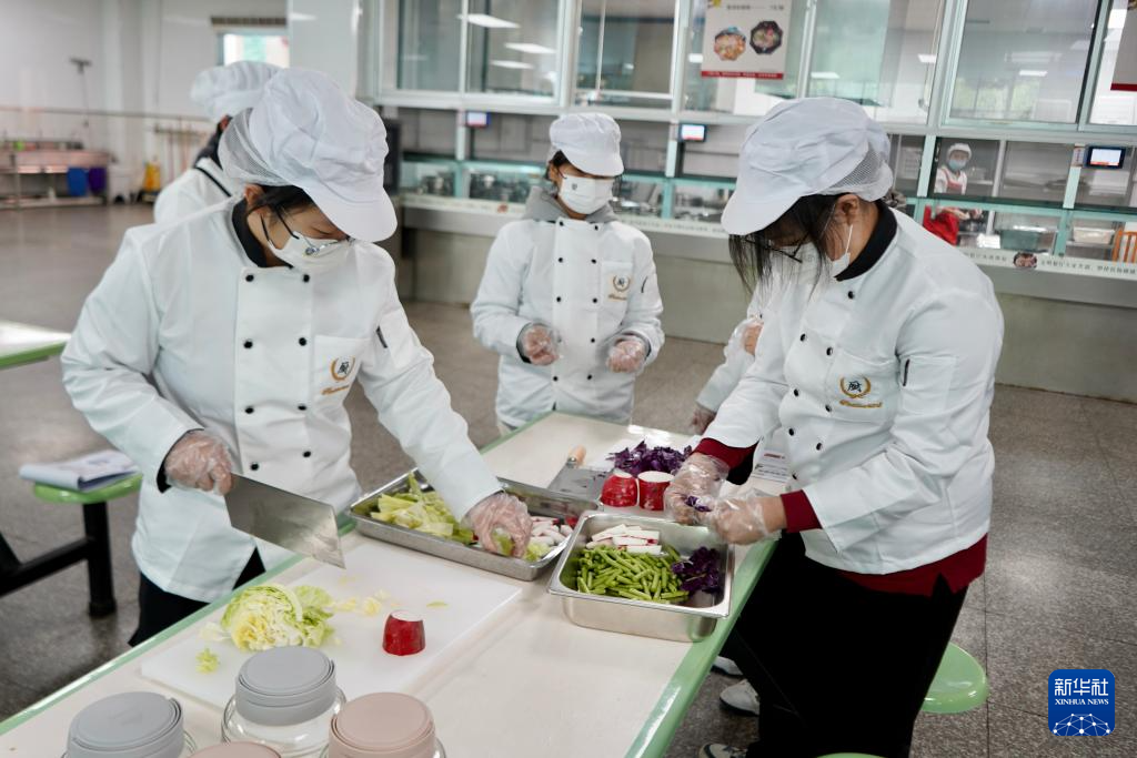 696911月17日,香港筲箕湾官立中学与贵阳一中高二年级学生在贵阳