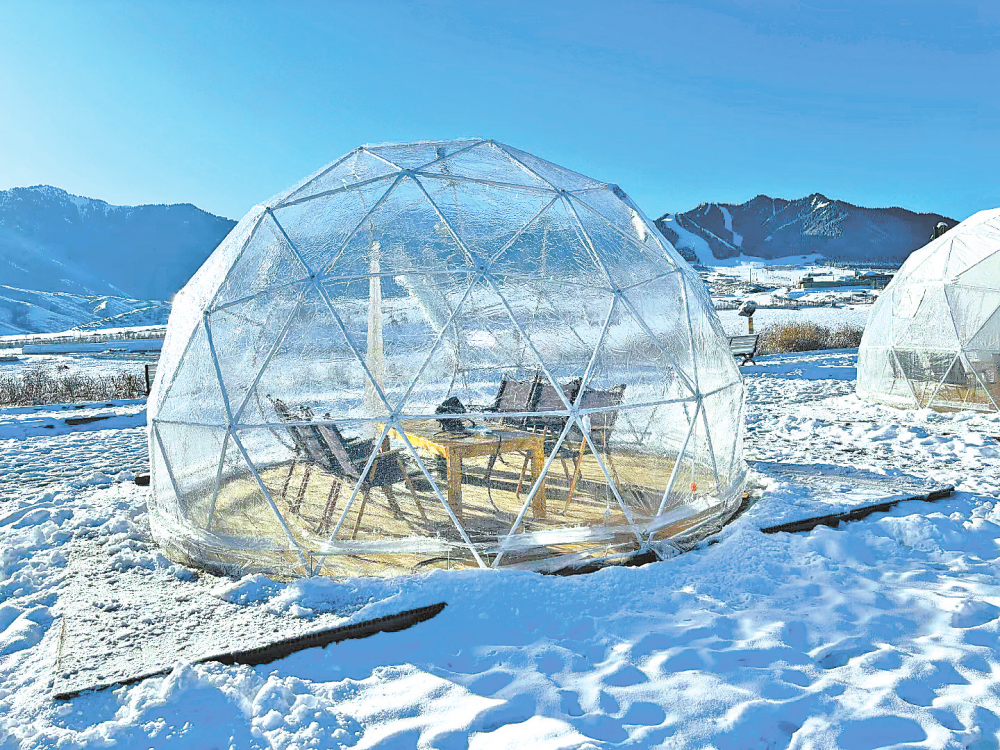 乌鲁木齐县水西沟镇野路子露营基地引进了适合冬日露营的透明泡泡屋。（受访者供图）