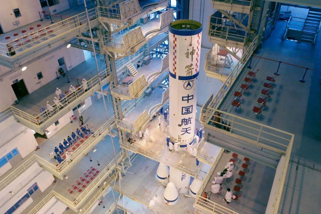 "神箭"在酒泉卫星发射中心垂直总装测试厂房进行吊装