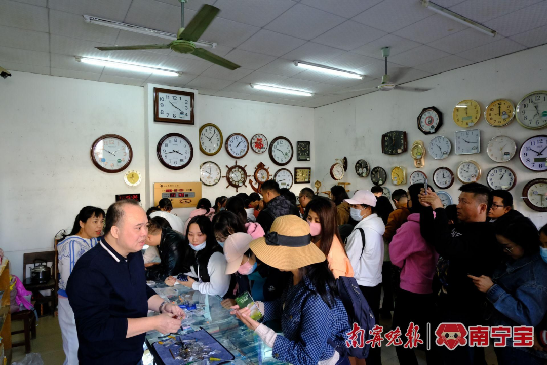 南宁市手表厂产品展销门店门庭若市
